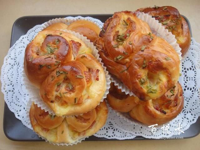 用培根做成小面包,這款培根乳酪小面包,做來當(dāng)早餐,好吃又方便